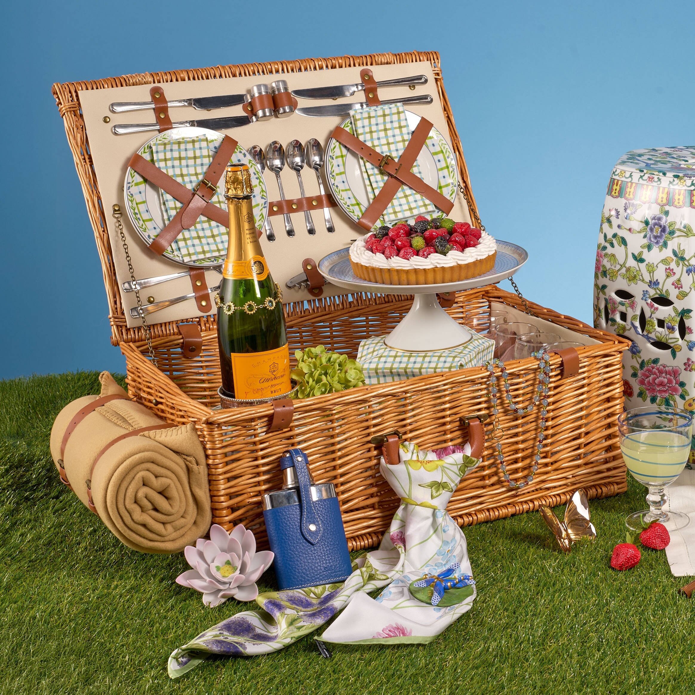 Dorset Picnic Basket for Four with Blanket